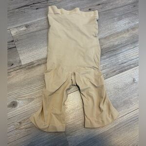 SKIMS Kim Kardashian high waisted sculpting shorts medium new without tags